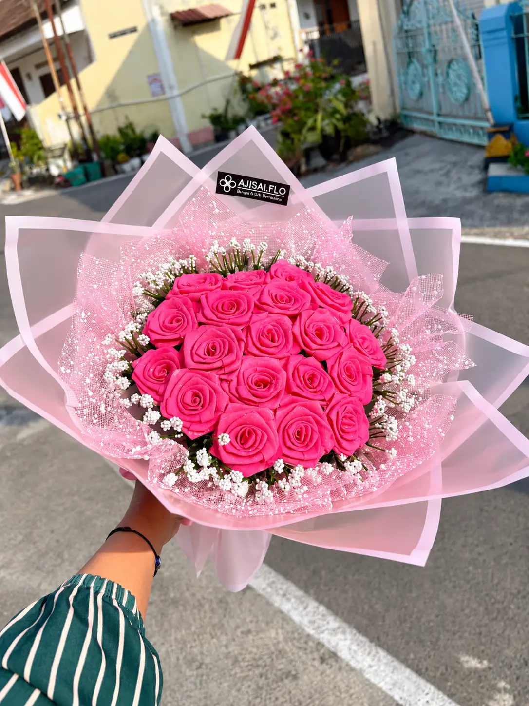 Buket mawar merah muda Ajisai.flo dengan gypsophila putih.