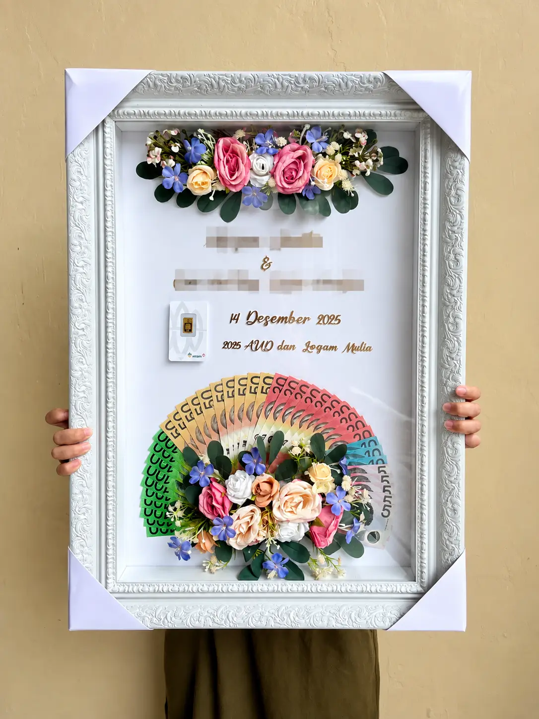 Frame hadiah pernikahan Ajisai.flo dengan rangkaian bunga.